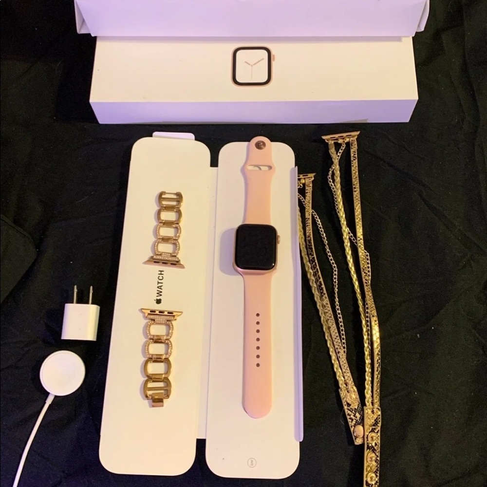 Apple Watch Series 4, 44 mm Gold w/3 Bands MINT